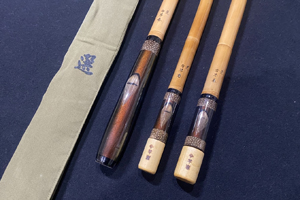 竿春 「 選 オール手彫り 茶マジョーラ ホルダー長め」